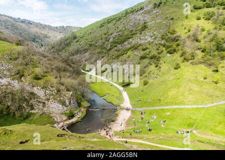 Luftaufnahmen, die die atemberaubenden Dovedale Sprungbretter und Berge in der glorreichen Peak District National Park, die mäandernden Fluss Dove Stockfoto