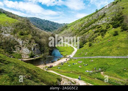 Luftaufnahmen, die die atemberaubenden Dovedale Sprungbretter und Berge in der glorreichen Peak District National Park, die mäandernden Fluss Dove Stockfoto