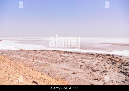 DEGUECHE, TN - JULI, 2019: Chott el Djerid, der auch manchmal in der Schreibweise Sciott Gerid und Shott El Jerid, ist ein großer endorheic Salt Lake im Süden Tunesiens. Endorhei Stockfoto