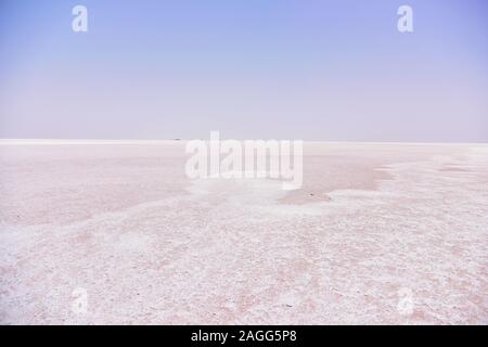 DEGUECHE, TN - JULI, 2019: Chott el Djerid, der auch manchmal in der Schreibweise Sciott Gerid und Shott El Jerid, ist ein großer endorheic Salt Lake im Süden Tunesiens. Endorhei Stockfoto