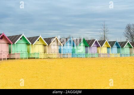 Die berühmten mersea Island Beach Huts in West Mersey, schönen Sand gefüllt Strände an einem Sommertag Stockfoto