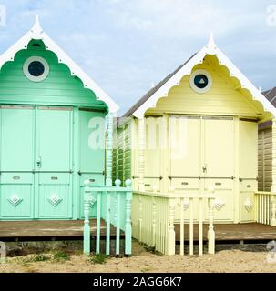 Die berühmten mersea Island Beach Huts in West Mersey, schönen Sand gefüllt Strände an einem Sommertag Stockfoto