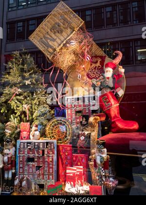 Ein Schaufenster in der Fortnum und Maurer in London UK mit Weihnachten wird angezeigt Stockfoto