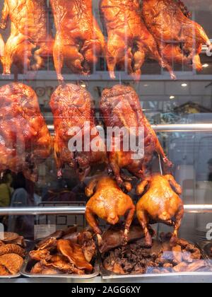 Pekingente und Fleisch haging in einem chinesischen Restaurant Fenster in Londons Chinatown Gerard Street London, Großbritannien Stockfoto