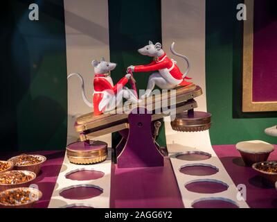 Ein Schaufenster in der Fortnum und Maurer in London UK mit Weihnachten wird angezeigt Stockfoto