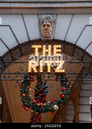 Das Hotel Ritz Zeichen beleuchtet und für Weihnachten dekoriert, in London, Großbritannien Stockfoto