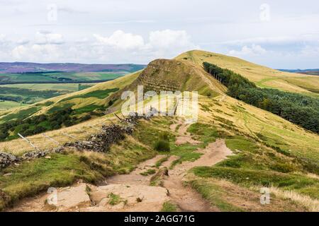 Einen atemberaubenden Blick auf den Großen Ridge und Mam Tor in der Derbyshire Peak District National Park, rechts von Edale und Kinder Scout & Jacobs Ladder Stockfoto