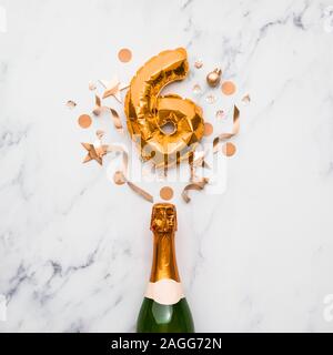 Champagner Flasche mit gold Zahl 6 Ballon. Minimal party Jubiläum Konzept Stockfoto