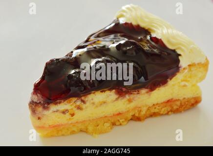 Blueberry Cheese Cake Schnitt für Stück auf weiße Platte Stockfoto
