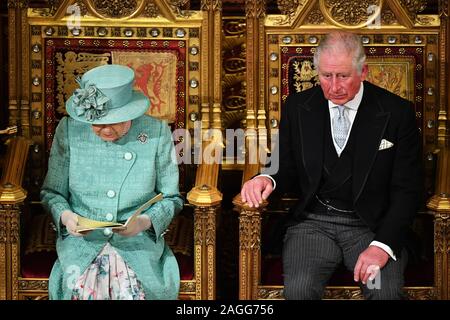 LONDON, ENGLAND - Dezember 19: Königin Elizabeth II liefert die Rede der Königin neben Prinz Charles, Prinz von Wales an der Öffnung des Parlaments bei den Häusern des Parlaments am 19. Dezember 2019 in London, England. In der Rede des zweiten Königin in zwei Monaten, Königin Elizabeth II. wird das Gesetzgebungsprogramm der Mehrheit der konservativen Regierung der Abgeordneten und der Peers im House of Lords zu enthüllen. (Foto von Leon Neal - WPA Pool/Getty Images) Stockfoto