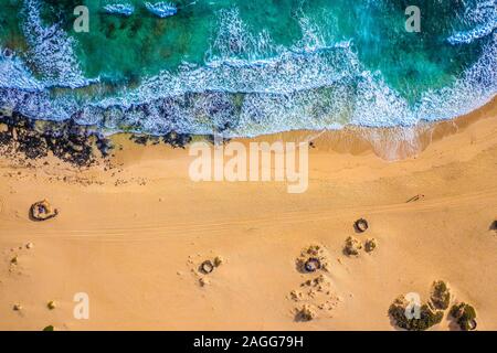 Fuerteventura. Vulcano Strand. Wellen. Blick von oben auf eine Drohne in der Bucht. Spanien Stockfoto