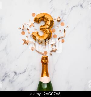 Champagner Flasche mit gold Zahl 3 Ballon. Minimal party Jubiläum Konzept Stockfoto