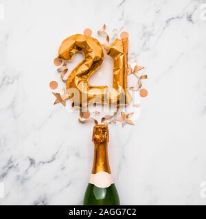 Champagner Flasche mit gold-Nummer 21 Ballon. Minimal party Jubiläum Konzept Stockfoto