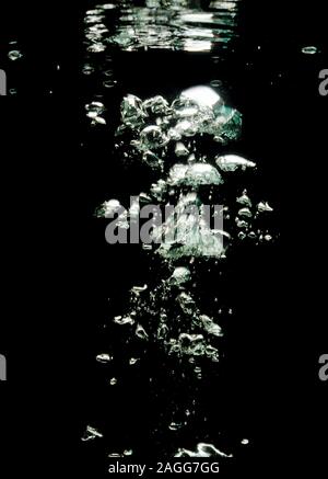 Nahaufnahme von Blasen im Wasser. Stockfoto