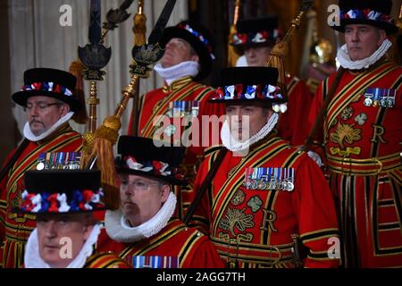 Yeoman Warders im Eingang des Herrschers vor der von Königin Elizabeth II., im Oberhaus im Palast von Westminster in London. PA-Foto. Bild Datum: Donnerstag, 19 Dezember, 2019. Siehe PA Geschichte Politik Rede. Photo Credit: Victoria Jones/PA-Kabel Stockfoto