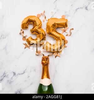 Champagner Flasche mit gold Nummer 35 Ballon. Minimal party Jubiläum Konzept Stockfoto