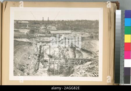 Eine Sammlung von Fotos, die durch eine getippte, klassifiziert Liste der Titel begleitet. Acc. Hdq. S. 872; Kensico Behälter. Allgemeine Ansicht der Stiftung und Cut-off-Graben für Kensico Dam und Auftragnehmer Anlage. Alte Staumauer von rechts von der Mitte und Gerinne für die Steuerung von Wasser der Bronx River. Vertrag 9. März 28, 1913. Stockfoto