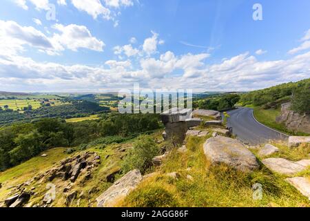 Eine Spule gewundenen Straße durch den Peak District National Park in Derbyshire, der wunderschönen englischen Landschaft, UK fließende Stockfoto