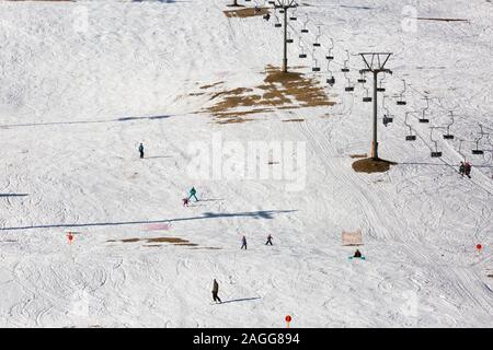 Feldberg, Deutschland. 19 Dez, 2019. Wintersportler fahren in der Nähe der Talstation der Seilbahn Feldberg über teilweise Schnee - Freie Pisten. Temperaturen weit über dem Gefrierpunkt haben fast vollständig aufgetaut und der Schnee, der in den Hochschwarzwald an vielen Orten gefallen war und die Pisten auf dem Feldberg haben teilweise erspart geblieben. Credit: Philipp von Ditfurth/dpa/Alamy leben Nachrichten Stockfoto