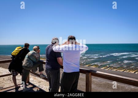 Gruppe von Menschen gegen den Atlantik in Caleta Valdés, Peninsula Valdes, Patagonien, Argentinien Stockfoto