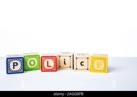 Kinder Holz- Alphabet Bausteine Rechtschreibung das Wort Polizei Stockfoto