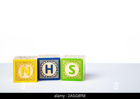 Kinder Holz- Alphabet Bausteine Rechtschreibung das Wort NHS Stockfoto