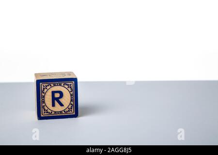 Kinder Holz- Alphabet Block mit den Buchstaben R Stockfoto