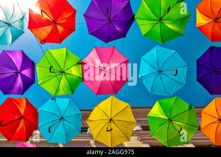 Zu den bunten Sonnenschirmen. Festliche Straße Dekoration. Stockfoto