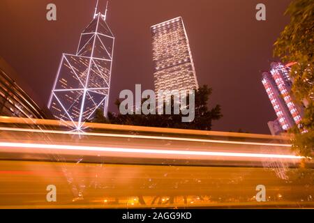 Motion Blur vor der Skyline von Bürogebäuden in der Admiralität, Chung Wan (Central District), Hong Kong Island, Hong Kong, China Stockfoto