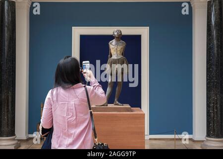 Ansicht der Rückseite Frau fotografieren der Skulptur von Edgar Degas mit dem Titel Der kleine 14-jährige Tänzerin (1881), Ny Carlsberg Glyptotek Museum, Kopenhagen. Stockfoto