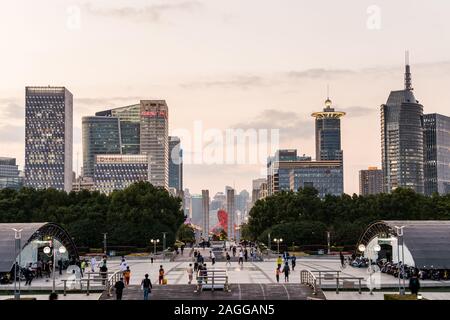 Nacht Blick auf die moderne Skyline im Century Square im Pudong, Shanghai, China. Stockfoto