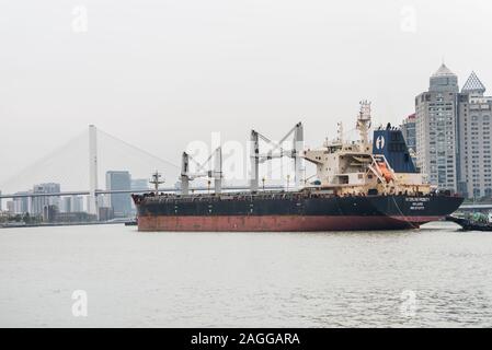 Cargo Schiff segeln auf den Fluss Huangpu, den Bund von Shanghai, Ansicht von Pudong. Stockfoto