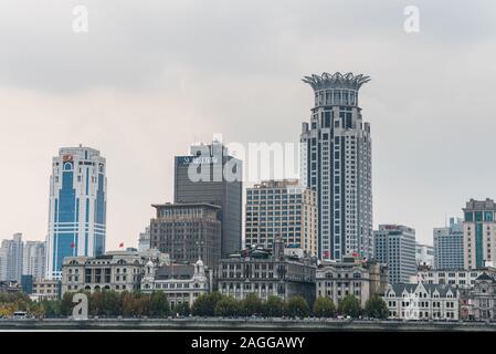 Moderne skylines bei der Bank auf den Fluss Huangpu, den Bund von Shanghai, Ansicht von Pudong. Stockfoto