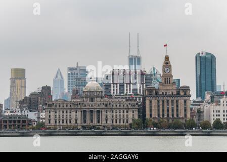 Moderne skylines bei der Bank auf den Fluss Huangpu, den Bund von Shanghai, Ansicht von Pudong. Stockfoto
