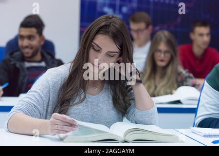 Studenten in der Klasse. Beheben von Problemen zusammen. Team Konzept. Universität Studentin in der Klasse sitzt bei ihr deskand Lösung Stockfoto