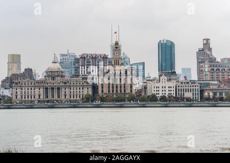 Moderne skylines bei der Bank auf den Fluss Huangpu, den Bund von Shanghai, Ansicht von Pudong. Stockfoto