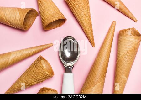 Eis cram Kegel und Eis Löffel auf rosa Hintergrund Stockfoto