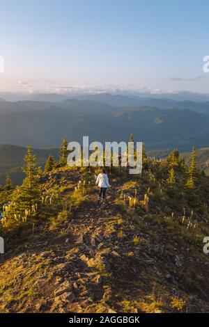 Weibliche Wanderer genießen Blick auf Peak, Kelly Butte Lookout Tower, Mt Rainier National Park, Washington, USA Stockfoto