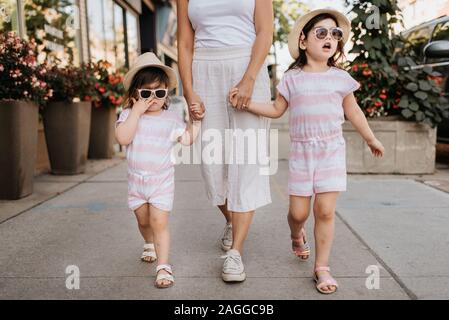 Familie von drei, die zu Fuß in der Stadt Stockfoto