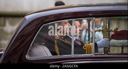 Whitehall, London, UK. Dezember 2019 19. Die Öffnung des Parlaments. Das Große Schwert der Zustand und die Wartung von fahrzeugkolonne an das Parlament, bevor der Herr kommt. Credit: Malcolm Park/Alamy Leben Nachrichten. Stockfoto