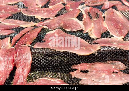 Sun getrocknetem Rindfleisch lokale Verfahren der Haltbarmachung von Lebensmitteln in Thailand. Stockfoto