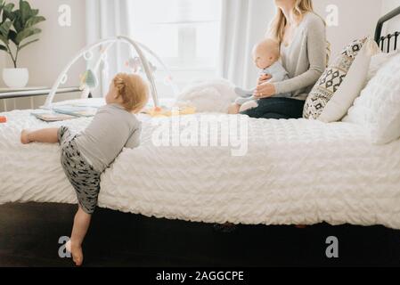 Mutter und Söhne im Bett ausruhen Stockfoto