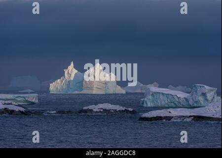 Eisberge unter stürmischen Himmel, Lemaire Kanal, Antarktis Stockfoto