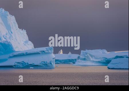 Eisberge unter stürmischen Himmel, Lemaire Kanal, Antarktis Stockfoto