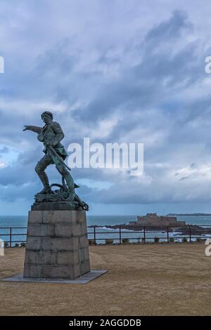 Statue von Robert Surcouf 1773-1827 darauf hin Meer mit Fort National in der Ferne bei Saint Malo, Saint Malo, Bretagne, Frankreich im Dezember Stockfoto