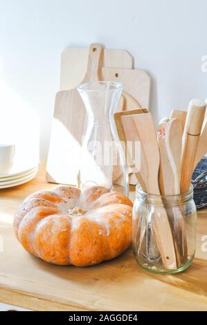 Kürbis- und Küchengeschirr auf einen Tisch. Close Up. Lifestyle Komposition. Stockfoto