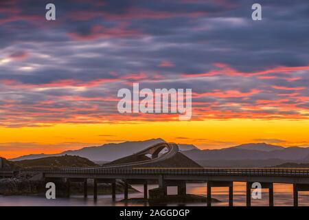 Die Atlantic Ocean Road (Norwegisch: atlanterhavsveien) ist ein 8,3 Kilometer langes Teilstück der County Road 64, die durch ein Archipel in der Eide-Läufe und Stockfoto