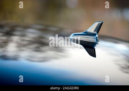 GPS-Antenne Shark Fin Form auf einem Dach der deutschen Auto für Radio- und Navigationsgerät. Parkplatz, Radio Antenne mit Tropfen Wasser. Stockfoto