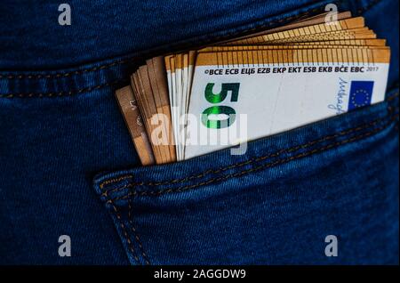 Banknoten, Geld in einer Jeans Tasche. EURO Stick aus Der jeanstasche, Finanzen und Währung Konzept. Konzept der Speicherung oder Geld Stockfoto