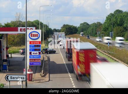 Lkw vorbei an Esso garage Vorplatz von der A1/M Autobahn skellow Yorkshire United Kingdom Stockfoto